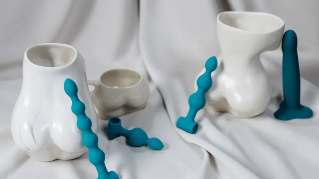 How Butt Plugs and Dildos Compare for Beginners