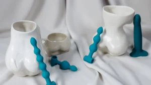 How Butt Plugs and Dildos Compare for Beginners